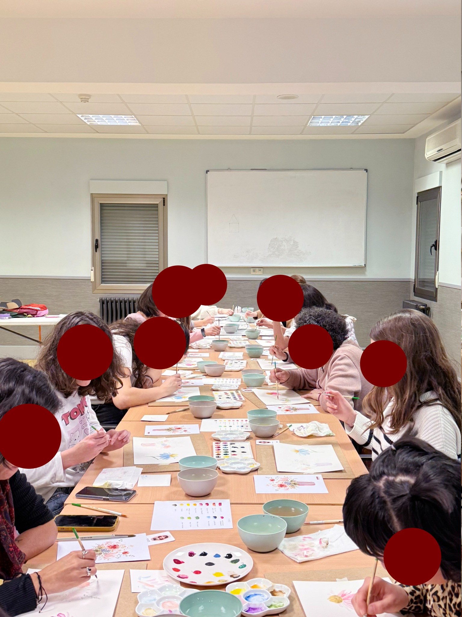 Grupo de jóvenes pintando en una actividad cultural