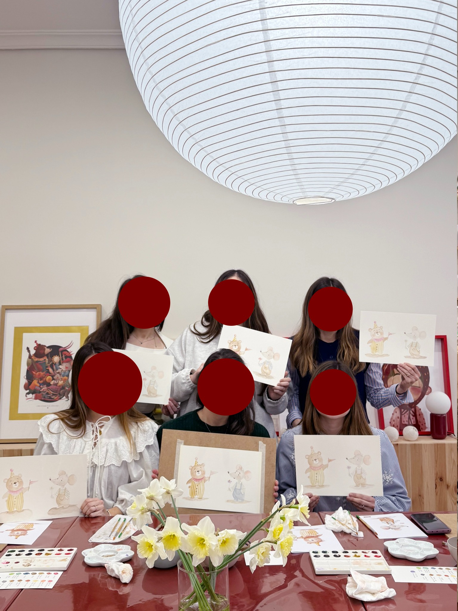 Grupo de adultas mostrando sus acuarelas en una despedida creativa