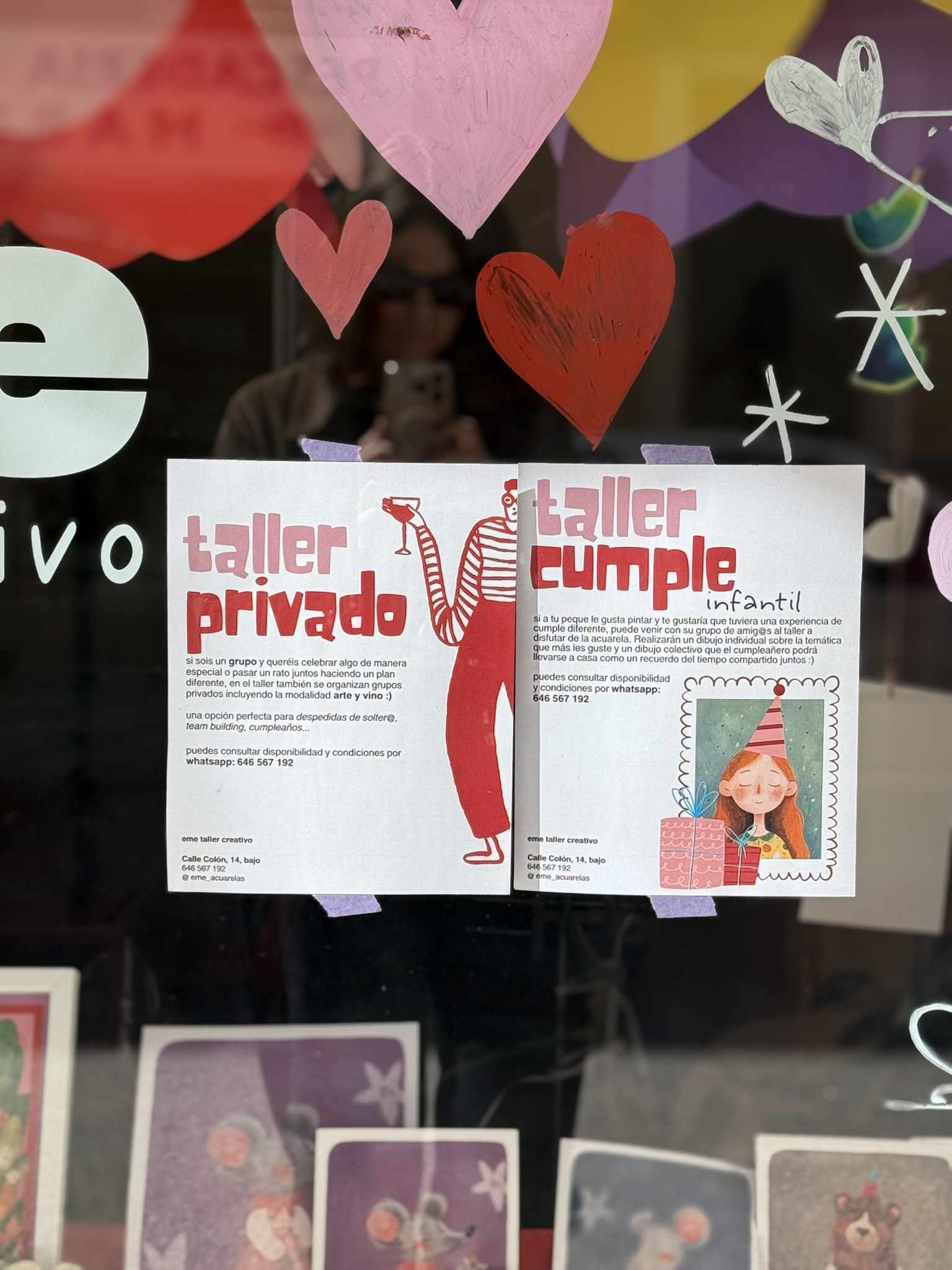 Carteles de taller privado y taller de cumpleaños en el escaparate de EME