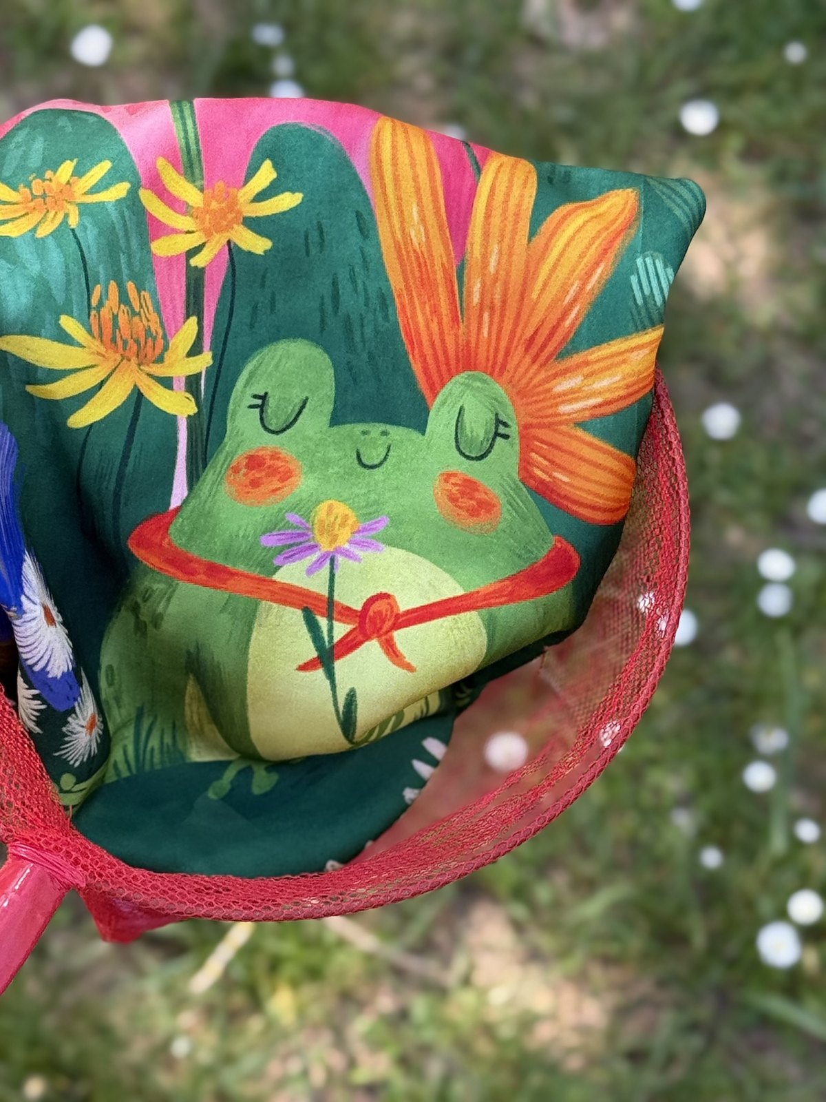 Pañuelo ilustrado con rana entre flores y colores vivos