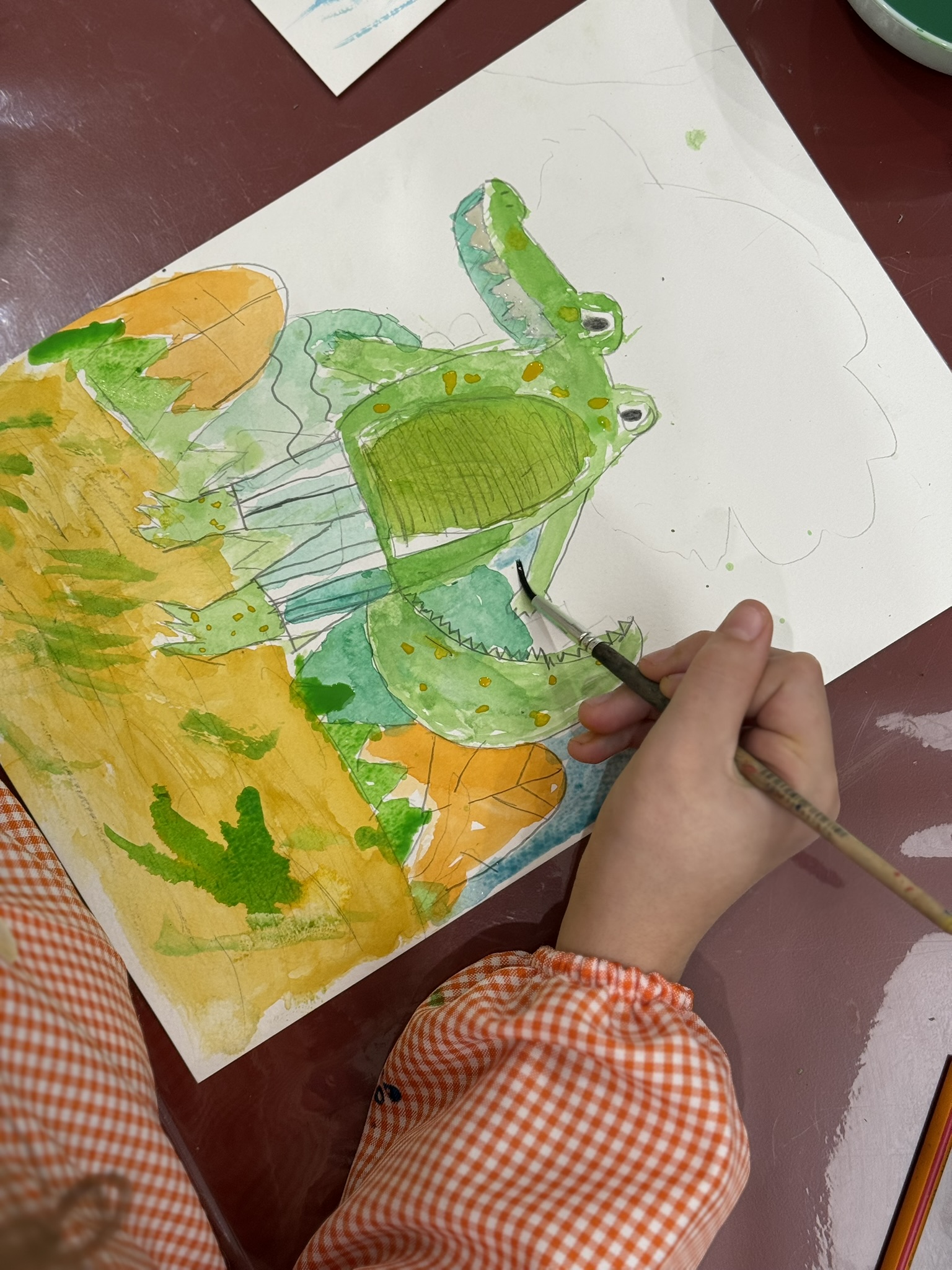 Persona adulta pintando flores con acuarela en un taller