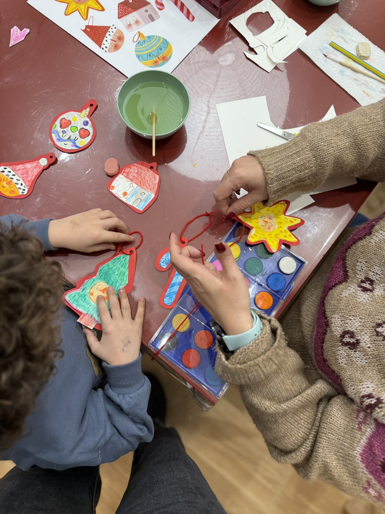 Adornos creativos realizados en un taller infantil y familiar