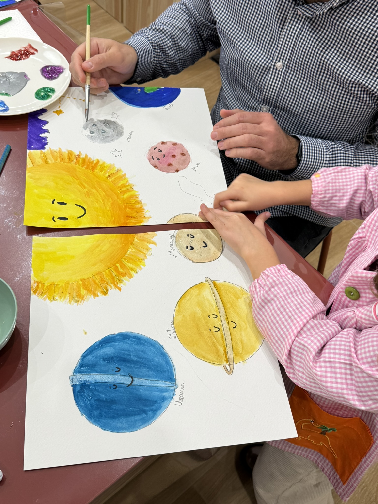 Niño pintando un cocodrilo con acuarela durante un taller infantil